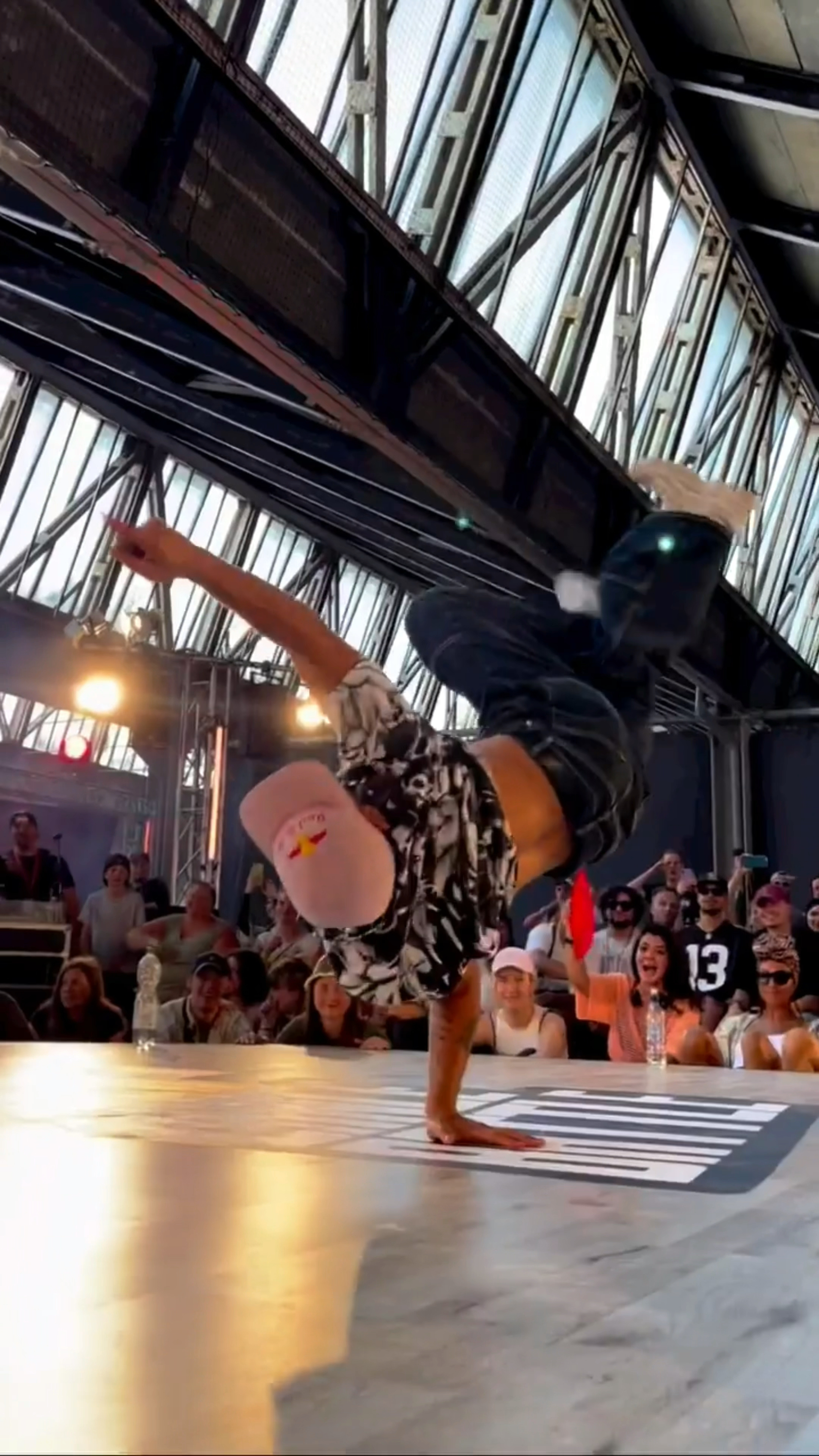 开云体育-包含Doinb重返赛场，反败为胜首场状态出色，西班牙队观众沸腾！比赛高潮迭起的词条-开云体育